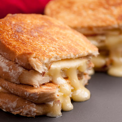 Gotov za 10 minuta, a topi se u ustima: Topli sendvič od sira i jabuke! (RECEPT)