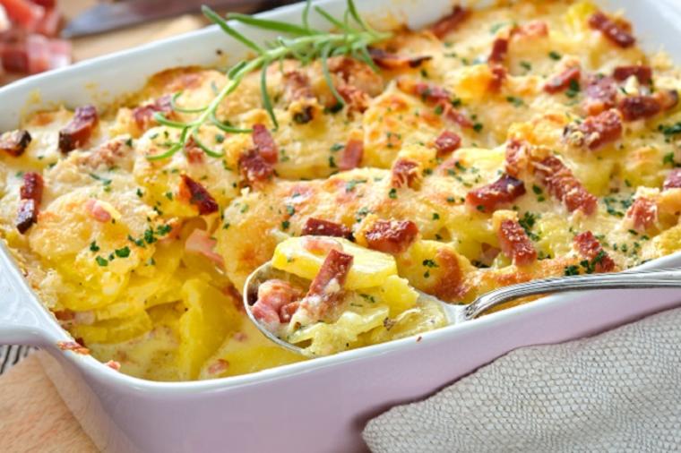 Složenac od krompira, slanine i kačkavalja: Idealan brzi ručak za celu porodicu! (RECEPT)
