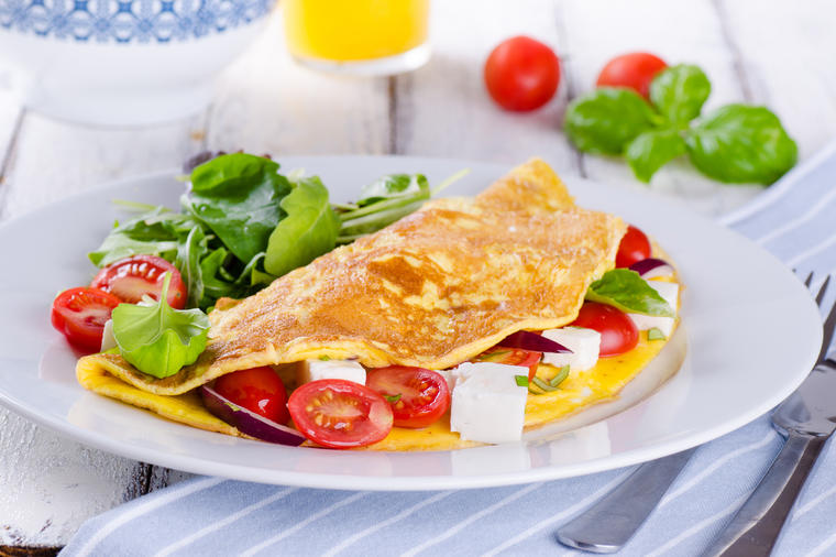 Gotov za 10 minuta: Prolećni omlet sa paradajzom, rotkivama i sirom biće vaš omiljeni obrok! (RECEPT)