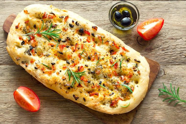Dašak italijanske kuhinje: Fokača sa maslinama i paradajzom! (RECEPT)