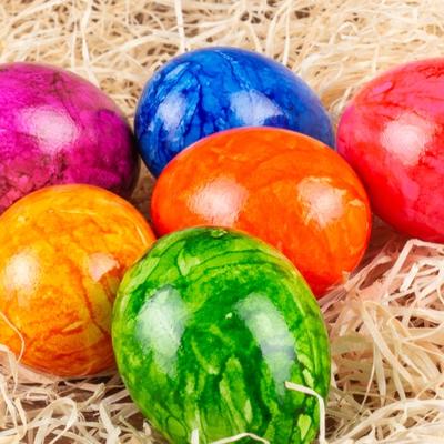 Ovako pomešajte ulje i boju iz kesice: Genijalan trik za najlepša vaskršnja jaja ikada! (VIDEO)