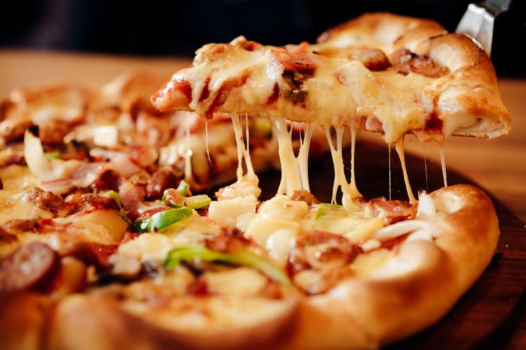 Nekoliko trikova do savršene brze večere: Evo kako da vam smrznuta pica ispadne 100 puta ukusnija!