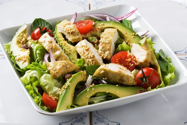Salata sa piletinom i avokadom: Zdrava, zanimljiva, zasitna!  (RECEPT)