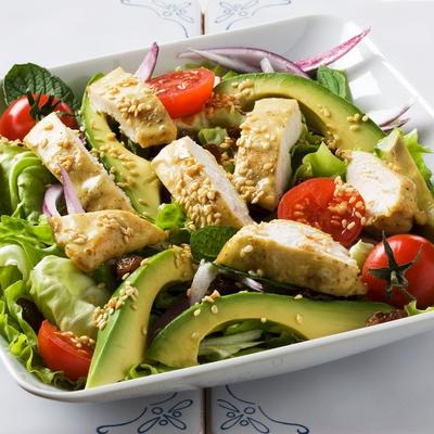 Salata sa piletinom i avokadom: Zdrava, zanimljiva, zasitna!  (RECEPT)