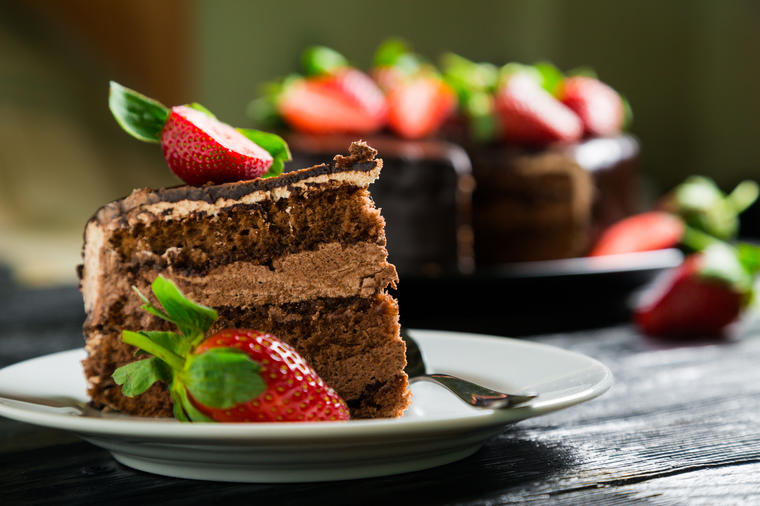 Torta od čokolade i jagoda: Kremasta poslastica u koju ćete se istog trena zaljubiti! (RECEPT)
