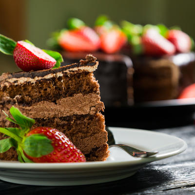 Torta od čokolade i jagoda: Kremasta poslastica u koju ćete se istog trena zaljubiti! (RECEPT)