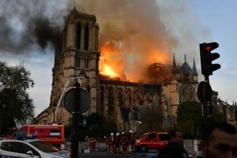Požar u katedrali Notr Dam u Parizu: Vatra gutala drevnu građevinu! (FOTO)