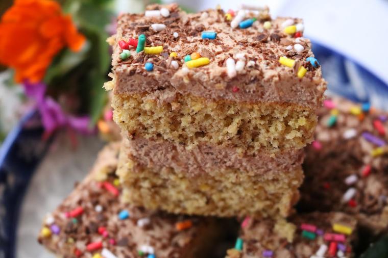 Domaći čokoladni kolač: Bolji od bilo koje torte! (RECEPT)