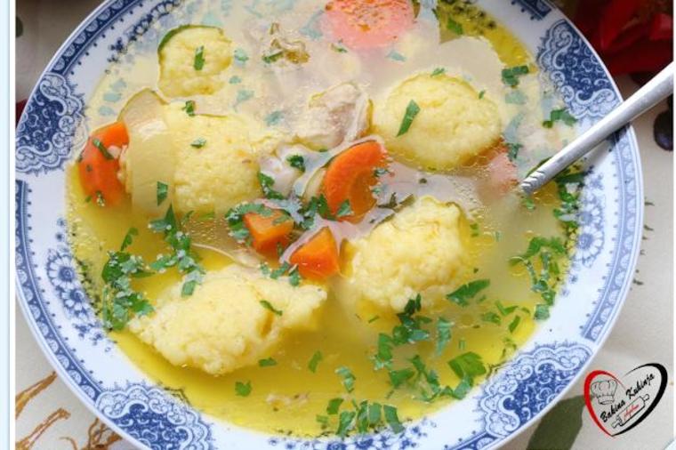 Domaća pileća supa s knedlama na tri načina: Melem za želudac nakon teške hrane! (RECEPT)