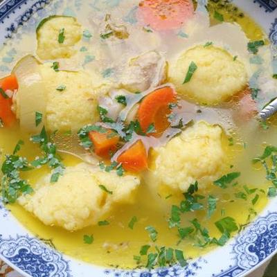 Domaća pileća supa s knedlama na tri načina: Melem za želudac nakon teške hrane! (RECEPT)