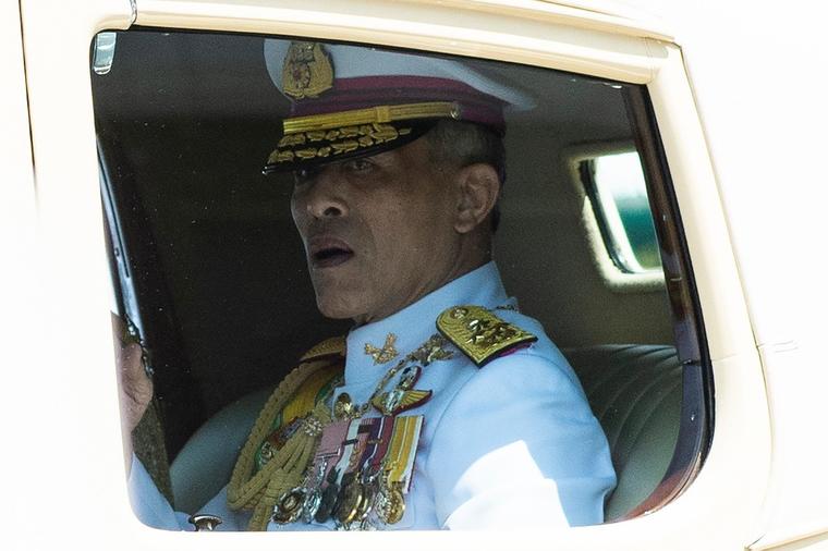 Danas je krunisan kontroverzni kralj Tajlanda: Maha Vadžiralongkorn već duže vreme šokira svojim krajnje neobičnim ponašanjem!