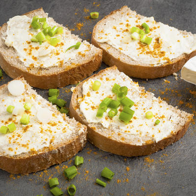 Prolećni maslac: Čim ga namažete na hleb, osvojiće vas aroma mladog luka! (RECEPT)