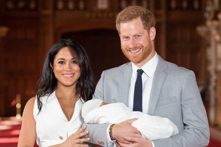 Kraljevska ceremonija: Pogledajte kako je izgledalo krštenje sina Megan Markl i princa Harija! (FOTO)
