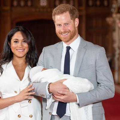 Kraljevska ceremonija: Pogledajte kako je izgledalo krštenje sina Megan Markl i princa Harija! (FOTO)
