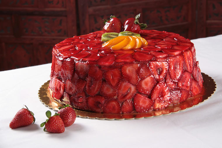 Grešnica torta: Bogata poslastica od jagoda i čokolade ostaviće vas bez daha! (RECEPT)