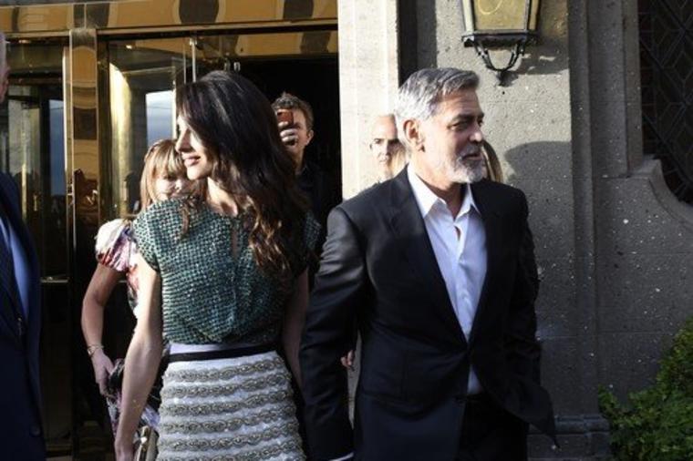 Amal zaljubljenija nego ikad: Javno ljubila Džordža Klunija tokom noćnog izlaska! (FOTO)