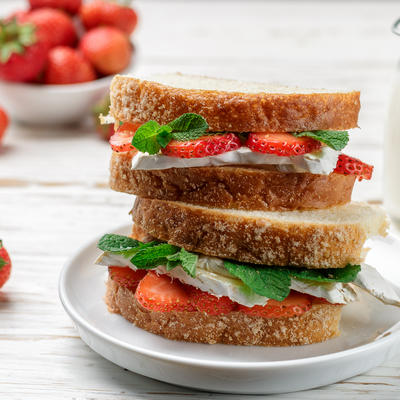 Sendvič sa sirom i jagodama: Kombinacija koja će vas očarati! (RECEPT)
