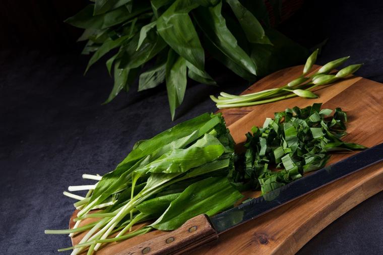Dodajte ovu biljku u krompir salatu: Dobićete pravu vitaminsku bombu i najbolji prolećni detoks!