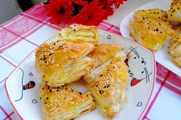 Bakini brzi lisnati trouglići sa sirom: Doručak koji ćete obožavati! (RECEPT,VIDEO)