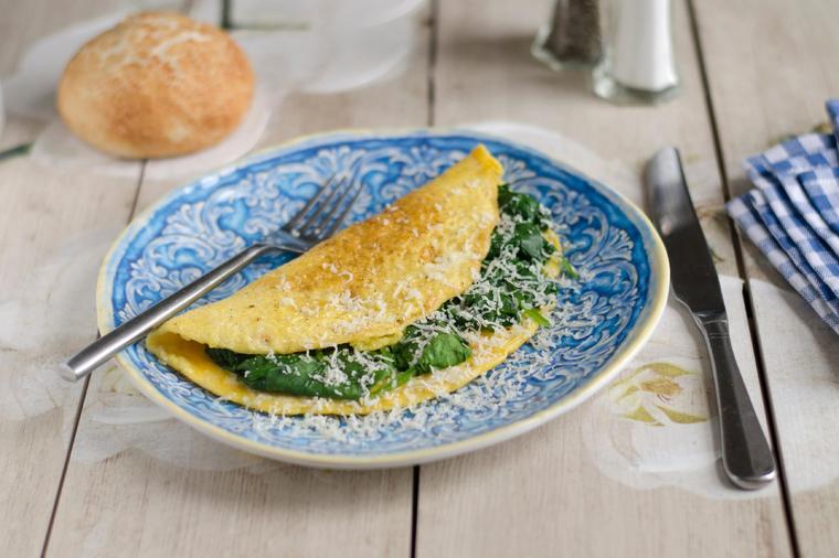 Kremasti omlet sa spanaćem i parmezanom: Kombinacija koja zauvek osvaja! (RECEPT)