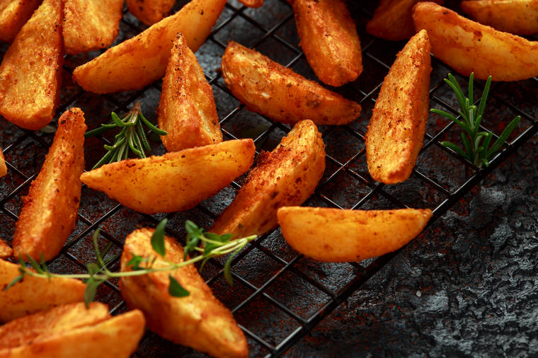 Začinjeni ljuti krompir sa kačkavaljem: Pikantni ručak iz rerne koji ćete sanjati! (RECEPT)
