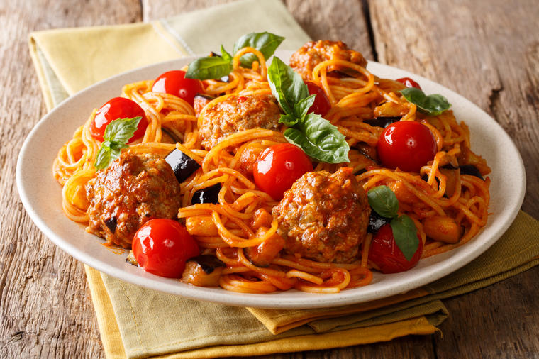 Špagete iz rerne sa mesnatim kuglicama: Čarolija ukusa koja se ne zaboravlja! (RECEPT)