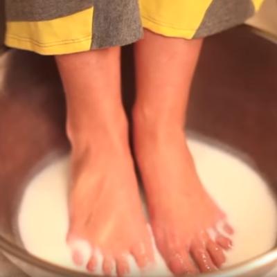 Kućni pedikir sa mlekom i sodom bikarbonom: Savršeno negovana stopala za leto! (VIDEO)