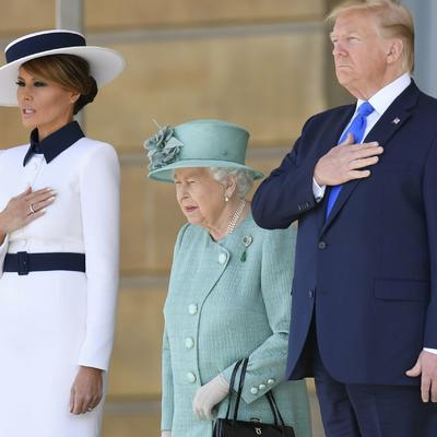 Sve plemkinje ostavila u prašini: Stajling Melanije Tramp za susret s kraljicom sve oborio s nogu! (FOTO)