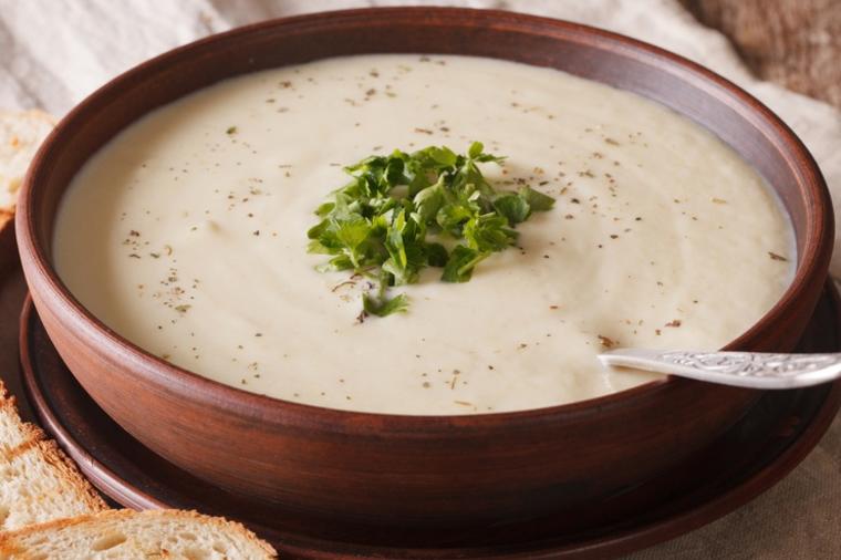 Grčka supa koja se ne kuva: Predjelo za kojim je svet poludeo! (RECEPT)