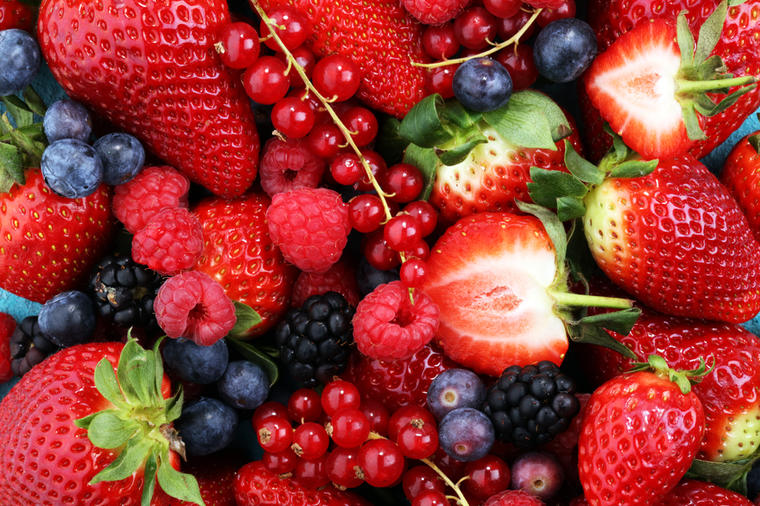 Ovu grešku svi pravimo kada jedemo voće: A može da dovede do zdravstvenih poteškoća!