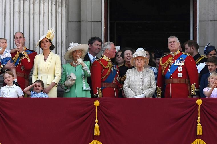 Britanska kraljevska porodica na okupu: Prva kraljevska dužnost najmlađeg princa Luisa (1)! (FOTO)