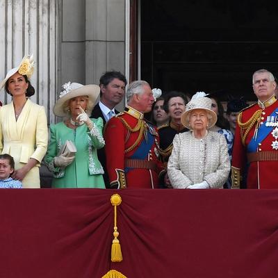 Britanska kraljevska porodica na okupu: Prva kraljevska dužnost najmlađeg princa Luisa (1)! (FOTO)