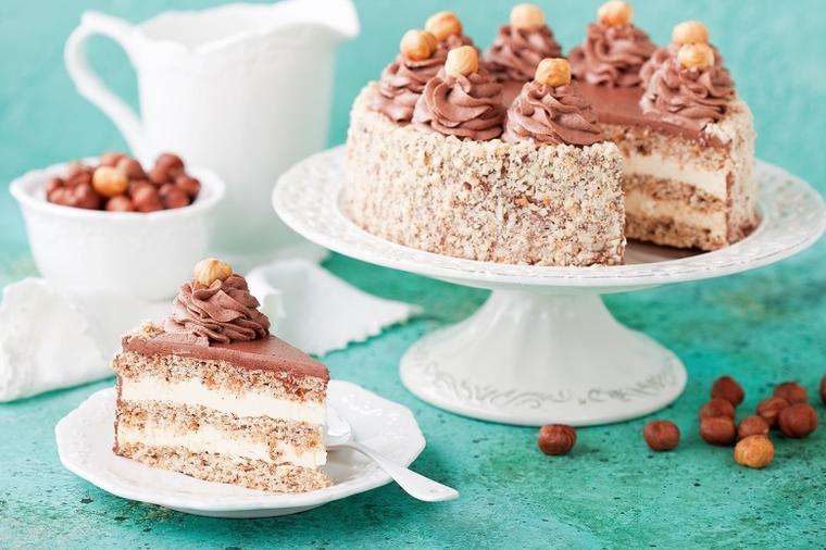 Noiset torta - najnežniji desert na svetu: Najlepša kombinacija lešnika i slatke pavlake! (RECEPT)