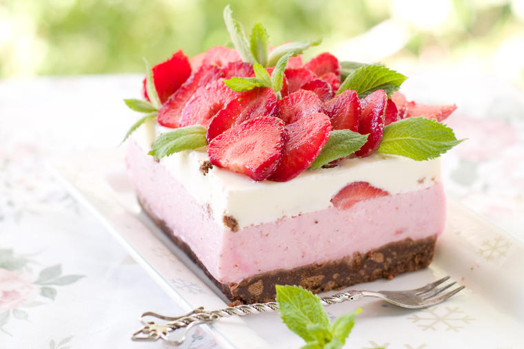 Desert bez pečenja: Brzi kolač od jogurta, keksa i voća! (RECEPT)