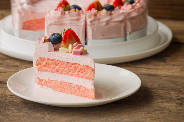 Savršenstvo ukusa u 5 koraka: Torta od bele čokolade i jagoda bez pečenja! (RECEPT)