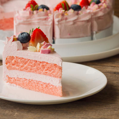 Savršenstvo ukusa u 5 koraka: Torta od bele čokolade i jagoda bez pečenja! (RECEPT)