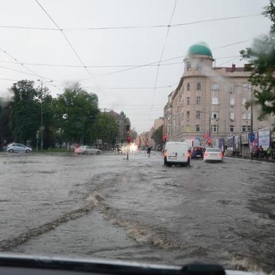 Snažno nevreme pogodilo Beograd: Grad se sručio, pojedini delovi grada potpuno poplavljeni! (FOTO)