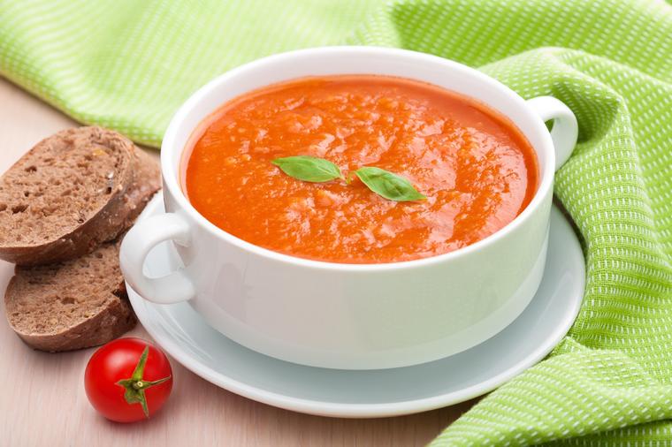 Gaspaćo hladna supa od paradajza: Gotova za 15 minuta, osvežava kao sladoled! (RECEPT)