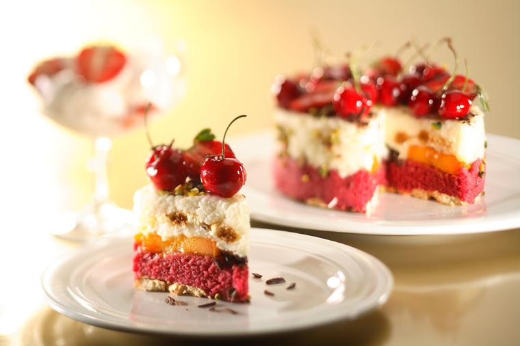 Torta bez pečenja gotov za 15 minuta: Voćna rapsodija ukusa koju ćete obožavati! (RECEPT)