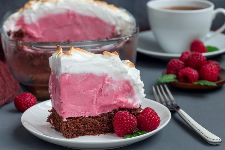 Brzinska sladoled torta sa malinama: Osvežavajući ukus zadovoljstva! (RECEPT)