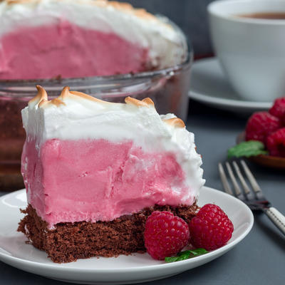 Brzinska sladoled torta sa malinama: Osvežavajući ukus zadovoljstva! (RECEPT)