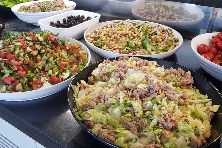 Salata od svežeg kupusa: 5 recepata uz koje vam glavno jelo i ne treba! (FOTO)