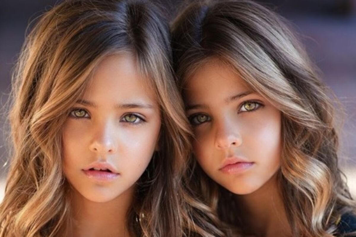Две красивая юная. Двойняшки Клементс. Красивые девочки Близнецы. Самые красивые близняшки. Самая красивая девочка два.
