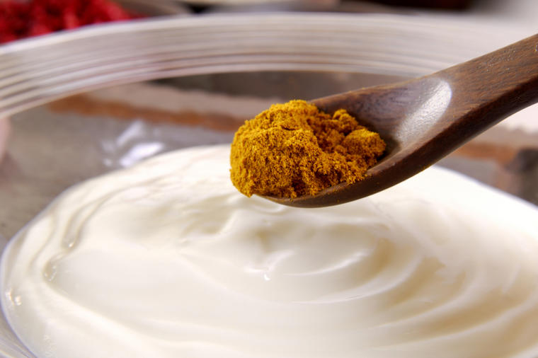 Jogurt i pola kašičice kurkume: Kombinacija koja čuva mozak, krvne sudove i vitku liniju ako je unosite na ovaj način!