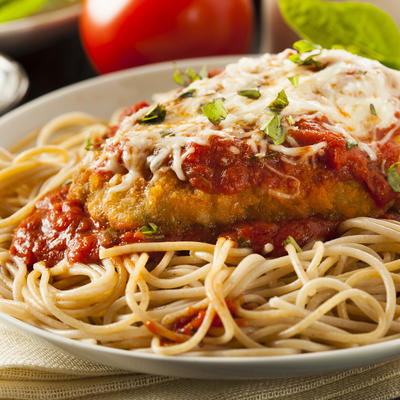 Savršen obrok po receptu Džejmija Olivera: Špagete sa pohovanom piletinom i paradajzom! (RECEPT)