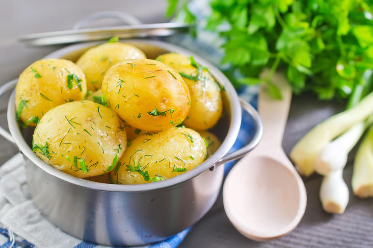 Najbolji kuvani krompir ikada: Sočan, mekan i kremast kao puter! (RECEPT)
