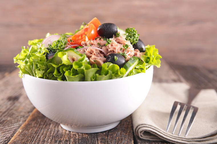 Ukus mediterana na tanjiru: Salata sa tunjevinom! (RECEPT)