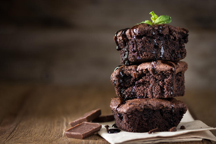 Neodoljivo sočan: Čokoladni kolač od samo 3 sastojka! (RECEPT)