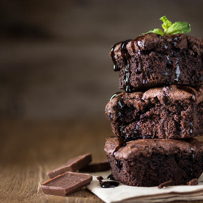 Neodoljivo sočan: Čokoladni kolač od samo 3 sastojka! (RECEPT)