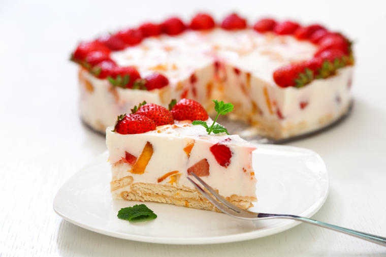 Brzinski kolač: Osvežavajuća kombinacija jogurta, keksa i voća! (RECEPT)